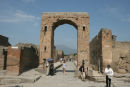 En af de mange porte i Pompeji, hvor der har været en livlig trafik til og fra havnen. I baggrunden ses Vesuv, hvis aske og lava begravede byen ved et udbrud i år 79. 