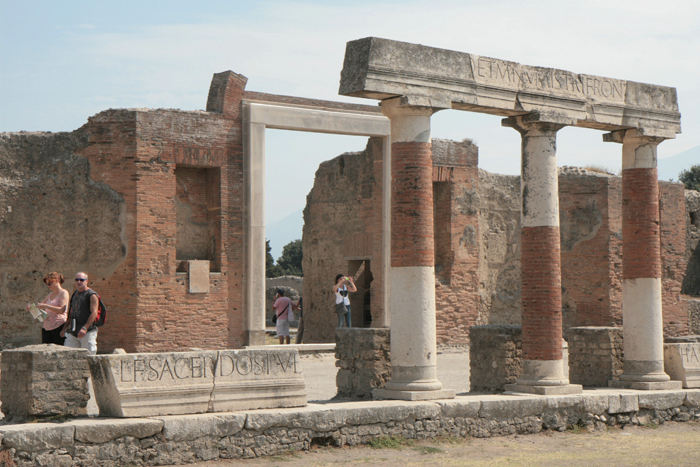Et billede fra Foro (Forum) i Pompeji, den centrale plads midt i byen med bl.a. Jupitertemplet.  