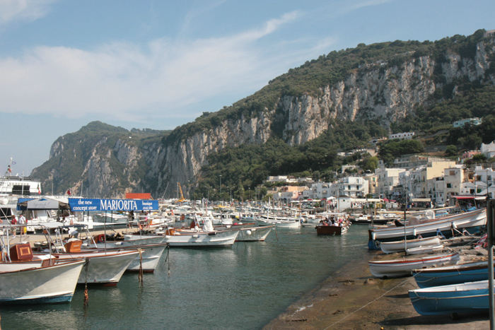 Marina Grande på Capri er en meget travl havneby, den eneste forbindelse til fastlandet. Der kommer 5.000-6.000 turister dagligt. Havnen ligger rigtig flot i læ af bjergene.  