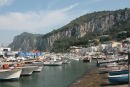 Marina Grande på Capri er en meget travl havneby, den eneste forbindelse til fastlandet. Der kommer 5.000-6.000 turister dagligt. Havnen ligger rigtig flot i læ af bjergene.  