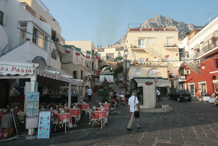 Marina Grande er en hyggelig by; men når færgerne ankommer, er der trængsel af turister. Der går en kabelbane op til Capri by, så man undgår klatreturen.