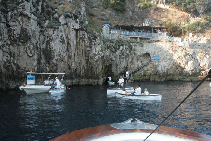 Den Blå Grotte på Capri er lidt af en pengemaskine. Det kostede for at blive sejlet derud, så skulle man betale for at komme ind, (båden til venstre) og så skulle roerne have drikkepenge.