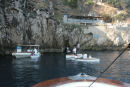 Den Blå Grotte på Capri er lidt af en pengemaskine. Det kostede for at blive sejlet derud, så skulle man betale for at komme ind, (båden til venstre) og så skulle roerne have drikkepenge.