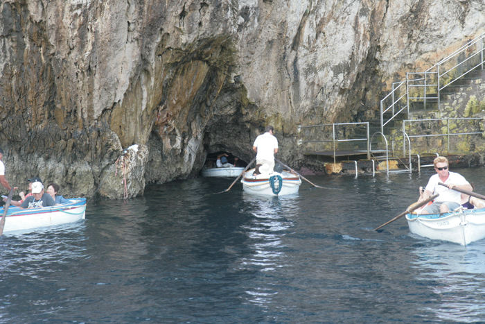 Der er ikke megen plads, når jollerne skal ind i Den Blå Grotte på Capri. Vi skulle lægge os helt ned i bunden af jollen, indtil vi var kommet ind i grotten. Grotten er lukket ved det mindste højvande.