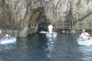 Der er ikke megen plads, når jollerne skal ind i Den Blå Grotte på Capri. Vi skulle lægge os helt ned i bunden af jollen, indtil vi var kommet ind i grotten. Grotten er lukket ved det mindste højvande.