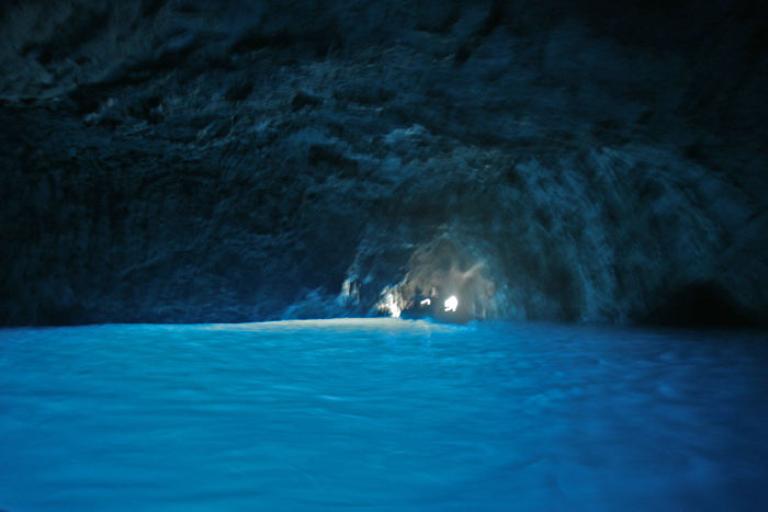 Det var en fantastisk oplevelse, at sejle rundt inde i Den Blå Grotte på Capri. Desværre varede turen kun få minutter, så vi vænnede os knapt til mørket.