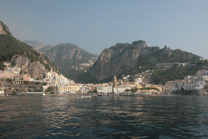 Vi var også en tur i Amalfi, det var også et gensyn. Vi besøgte Amalfi for nogle år siden; dengang fra landsiden. Amalfi ligger rigtig flot op ad bjergsiden på sydsiden af Sorrentohalvøen.  