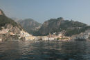 Vi var også en tur i Amalfi, det var også et gensyn. Vi besøgte Amalfi for nogle år siden; dengang fra landsiden. Amalfi ligger rigtig flot op ad bjergsiden på sydsiden af Sorrentohalvøen.  