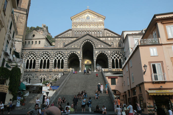 Domkirken i Amalfi, helliget Sankt Andreas, blev rejst i 800-tallet. Facaden, ombygget i 1800-årene, har en mosaik, hvor Kristus troner mellem evangelisternes symboler. 