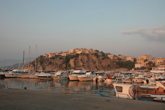 Den gamle middelalderby oppe på toppen af klipperne i Agropoli, set nede fra havnen.