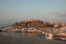 Den gamle middelalderby oppe på toppen af klipperne i Agropoli, set nede fra havnen.