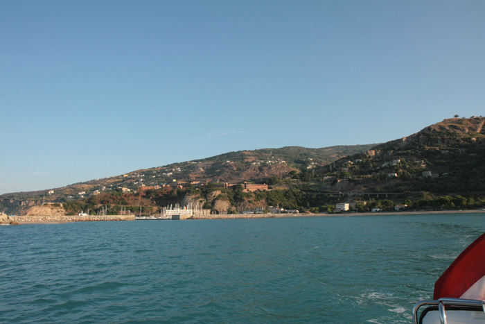 Cetraro havn er en god havn at overnatte i, hvis man er på vej nord eller syd på langs Italiens vestkyst. Den ligger smukt tæt på bjergene, men er lidt urolig, hvis der er pålandsvind.  