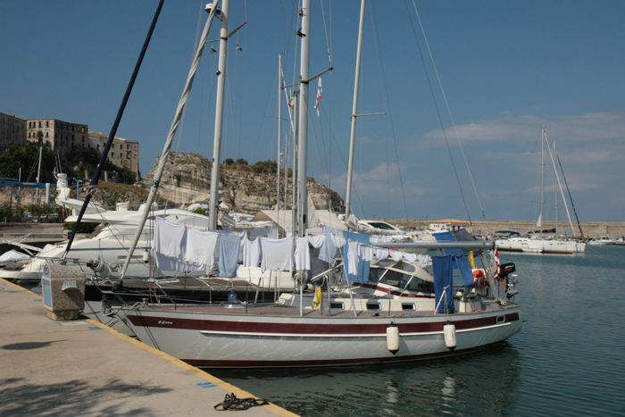 Der var fine vaskemaskiner i marinaen i Tropea. Da vasketøjskurven var ved at være fyldt, vejret var fint, og vi kunne spare tørretumbleren, holdt vi vaskedag på Nausikaa. 