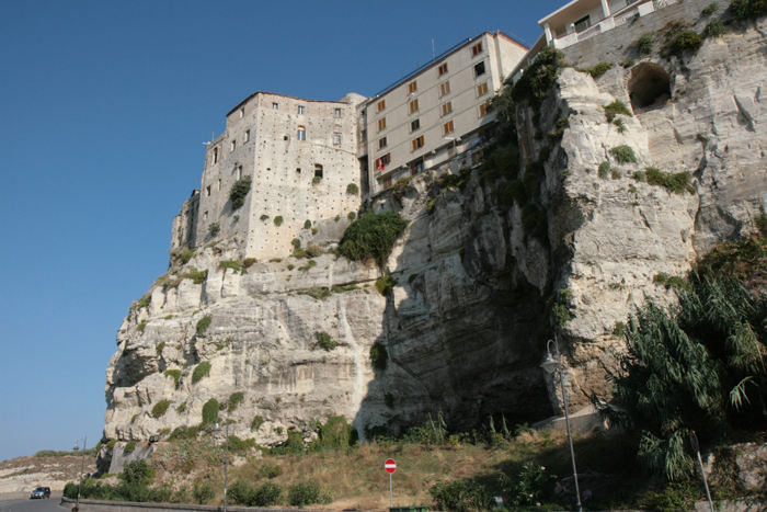 Tropea er en gammel by fra middelalderen, bygget på toppen af en klippe. Hver kvadratmeter er udnyttet; der er bygget helt ud til kanten, nogle steder ud over kanten. 