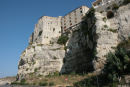 Tropea er en gammel by fra middelalderen, bygget på toppen af en klippe. Hver kvadratmeter er udnyttet; der er bygget helt ud til kanten, nogle steder ud over kanten. 