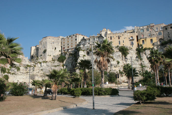Nede fra havnen i Tropea fører en lang trappe (ca. 200 trin) op til den gamle bydel. Det viste sig at være en rigtig hyggelig by, men noget turistpræget. 

