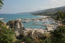 Udsigten oppe fra den gamle bydel i Tropea ned over marinaen. De har den rigtige indstilling til gæster: Gæstebroen er broen længst til højre, længst væk fra havnehullet og fiskerbådene.  