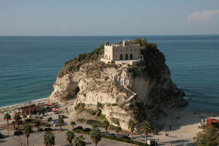 Tropea er slet ikke nævnt i rejsebøgerne, selv om det er lidt af en perle. Her udsigten oppe fra den gamle bydel ned over Chiesa dell’Isola, der desværre var lukket på grund af restaurering.