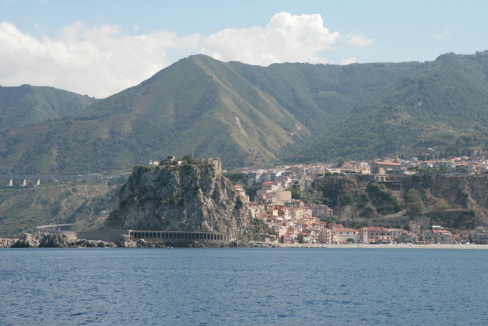 Der ligger mange flotte byer, ’klistret’ op ad bjergene, langs Italiens kyst. Her Scilla, der ligger lige nord for Messinastrædet.