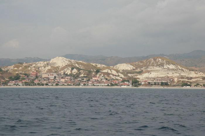 Omkring Brancaleone, der ligger mellem Reggio di Calabria og Rocella Ionica, er bjergene helt hvide.