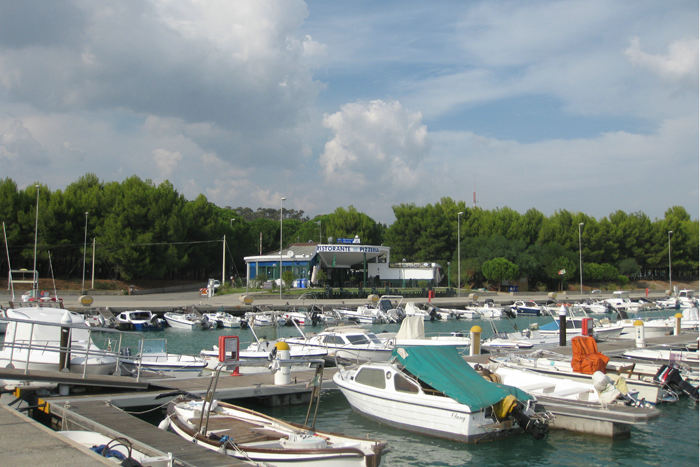 Havnen i Rocella Ionica, hvor vi blæste inde i nogle dage, havde et pizzeria, hvor vi fik de bedste pizzaer, vi nogen siden har smagt.