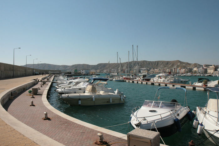 Havnen i Crotone. Der er flere marinaer i havnen; vi valgte at gå ind til YKC – Yachting Kroton Club, et rigtig fint sted med alle faciliteter.