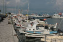 Havnen i Korfu by. Man skal være mere end heldig, hvis man skal finde en plads her. Der var et par lystbåde, der havde fået møvet sig ind ude på ydermolen; men de lå ikke særlig godt. 