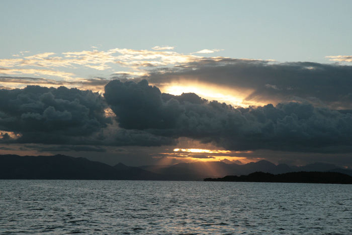 Vi havde megen torden, da vi lå i Gouvia Marina, og himlen så stadig noget truende ud nord for os, da vi forlod marinaen. Men vi skulle mod syd, hvor der var skyfrit, og solen skinnede. 