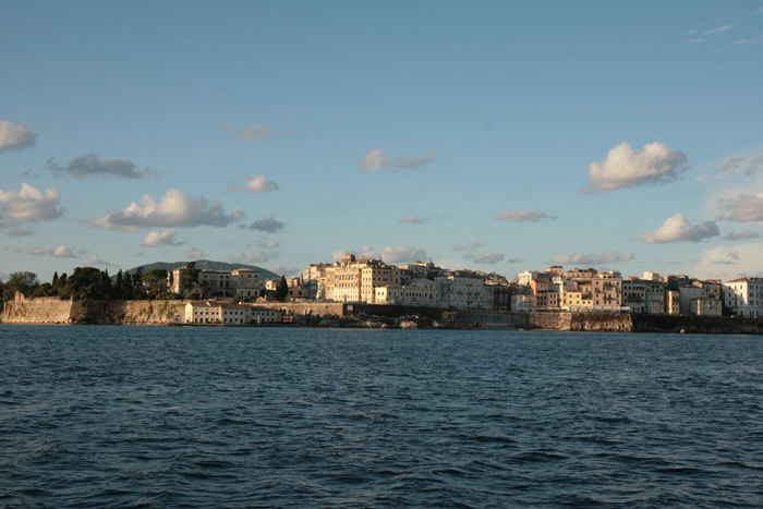 På vej fra Gouvia Marina til Preveza passerede vi Korfu by. Her ses den østlige del af byen med den gamle bydel.