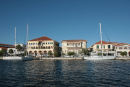 Havnepromenaden i Preveza. Sejlsæsonen er ved at være slut, der lå kun få både, og de havde fortøjet langskibs. Om sommeren er kajen være fyldt op af både. 