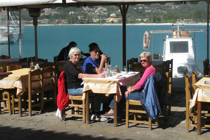 Selv om vi skrev d. 17. oktober, kunne vi nemt sidde uden for og spise frokost, endda uden overtøj, om aftenen krævede det en trøje. Her ved havnen i Vassiliki på Lefkas.