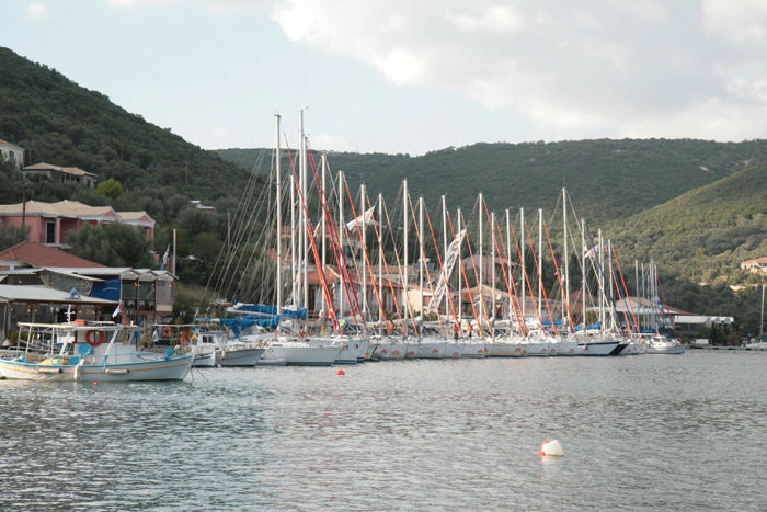 Sivota på Lefkas er base for flere charterbåde, og når de vender hjem, er der leben. Her en flok fra firmaet Nelson, dem mødte vi i flere havne.