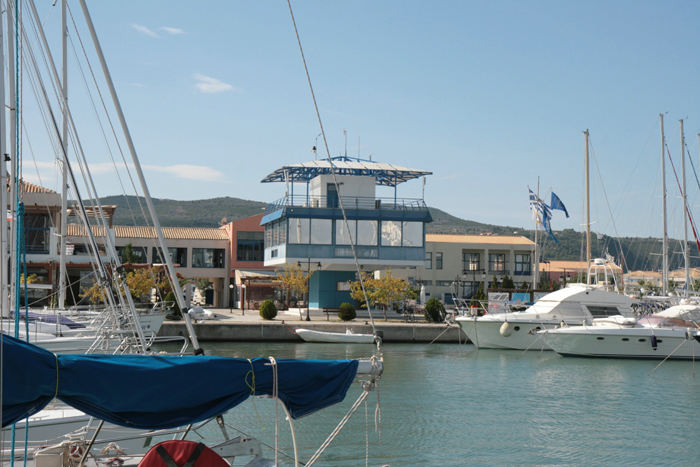 Havnekontoret i Lefkas Marina. Vi brugte Lefkas Marina som base, da vi sejlede rundt i efteråret 2011. Når de meldte kuling og torden, satte vi kurs mod marinaen, et rigtig dejligt sted.