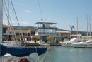 Havnekontoret i Lefkas Marina. Vi brugte Lefkas Marina som base, da vi sejlede rundt i efteråret 2011. Når de meldte kuling og torden, satte vi kurs mod marinaen, et rigtig dejligt sted.