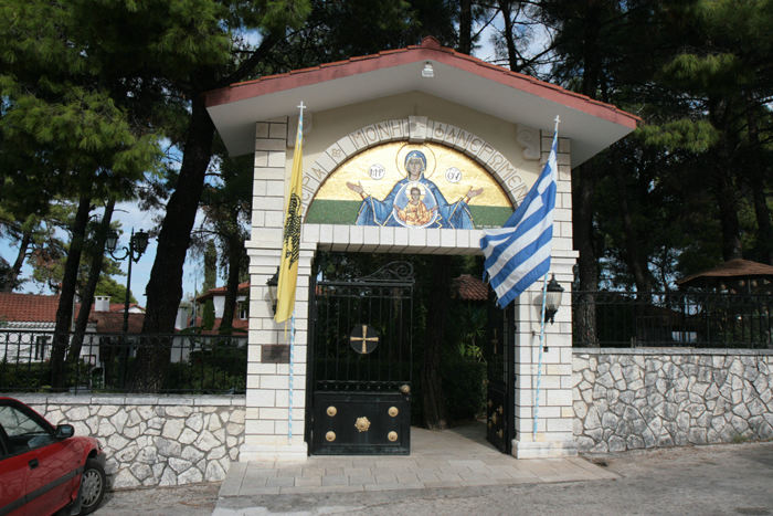 Lidt uden for Lefkas oppe i bjergene ligger Moni Faneromeni klosteret grundlagt i 1634 og stadig i brug. Det er brændt flere gange, men hver gang er det blevet genopført. 