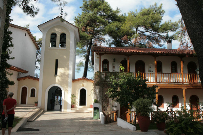 Man kan godt se, at Moni Faneromeni på Lefkas ikke er så gammelt. Bygningerne ser forholdsvis nye ud. Der var rigtig hyggeligt i klostergården.