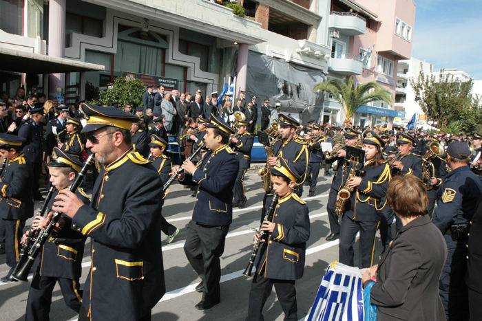 Optoget i forbindelse med Ochi (Nej) dagen i Preveza, startede med, at byens musikkorps marcherede forbi scenen, hvor byens honoratiores havde taget opstilling.