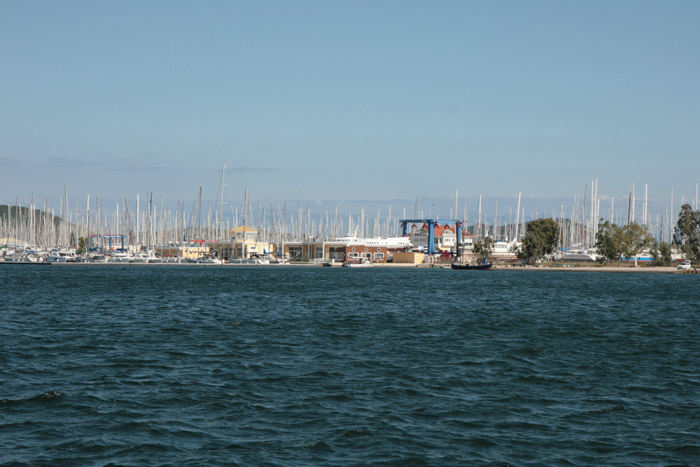 Cleopatra Marina, der ligger lige over for Preveza, er en meget stor oplagsplads for både. Der ligger 3 marinaer ved siden af hinanden, og der ligger flere tusinde både på land.