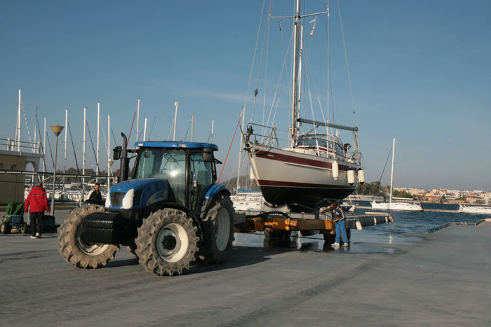 I Cleopatra Marina bliver man transporteret hen til sin plads på en specielbygget vogn, efter man er blevet løftet op af travelliften. Stederne, hvor bændlerne fra travelliften har løftet båden, spules.