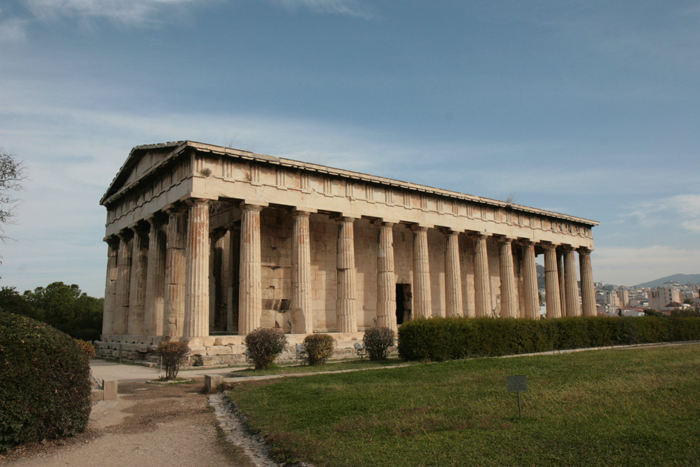 I Ancient Agora området, det gamle Athens handelscentrum, ligger Hefaistostemplet, rejst for smedenes gud Hefaistos i 440 f. Kr. Altså ca. 2.500 år og stadig imponerende. 