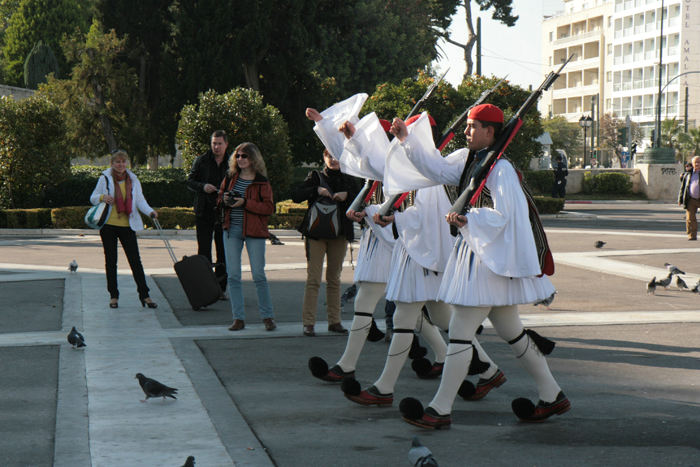 Vi oplevede også vagtskiftet ved den ukendte soldats grav, et monument der er rejst foran parlamentsbygningen i Athen. De står vagt 24 timer i døgnet. 