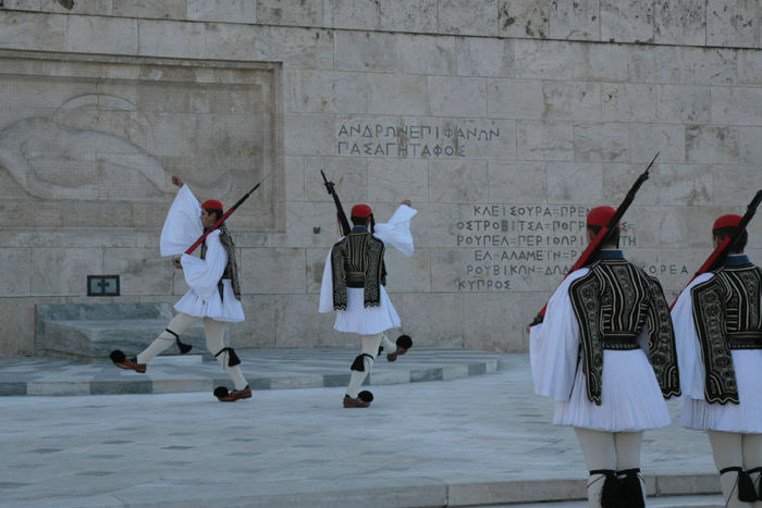 Æresvagten ved den ukendte soldats grav foran parlamentet i Athen skiftes ud hver time, hvor man kan opleve dette skue. Vagten her er i den hvide søndagsuniform. 