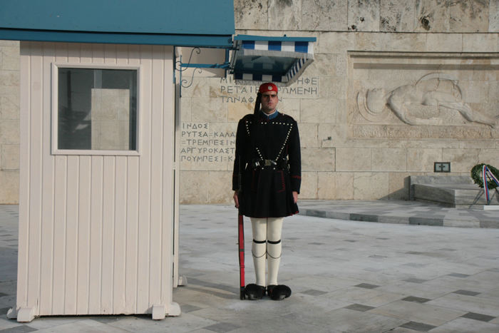 Æresvagten ved den ukendte soldats grav foran parlamentet i Athen har 3 forskellige uniformer. En hvid til søndagen, her den mørkeblå til hverdagen og en brun om vinteren. 