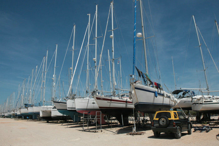 Cleopatra Marina i Preveza, hvor vi har haft båden stående vinteren 2011/2012, er en meget stor og godt organiseret oplagsplads med plads til mange både.