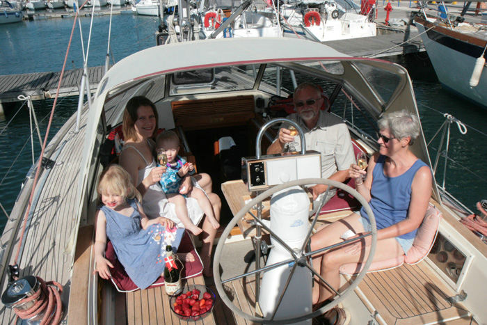 I Gouvia Marina på Korfu fik vi besøg af Jakob (tager billedet), Maiken, Julie og Kasper. Her bliver de modtaget med ”champagne” og friske jordbær.