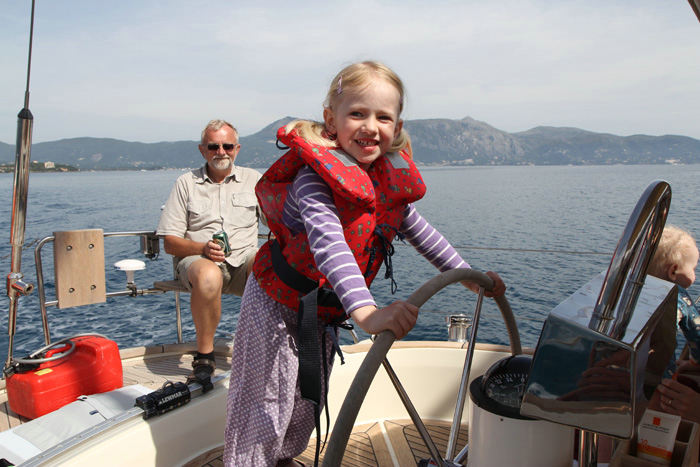 Fra Gouvia Marina gik turen til Mandraki havnen ved Korfu by. Her har 2. styrmanden – Julie -overtaget styringen. (Foto Jakob)