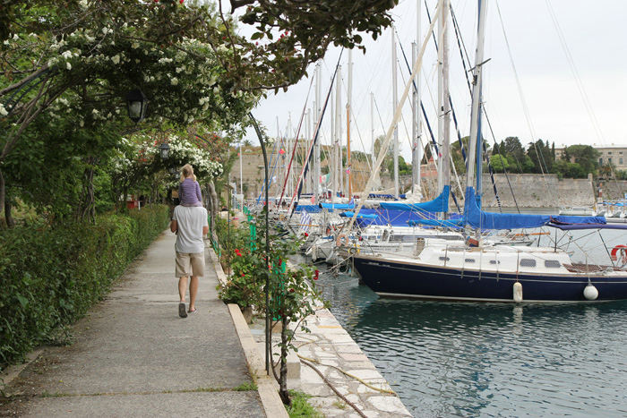 Mandraki havnen er ikke ret stor; men rigtig hyggelig med masser af blomster og en lille badestrand lige ved siden af. 