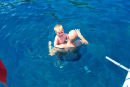 Også Mads på 4 år var ud og bade. Her i favnen på far. Vi havde en rigtig hyggelig eftermiddag for anker i Kalami Bay. 