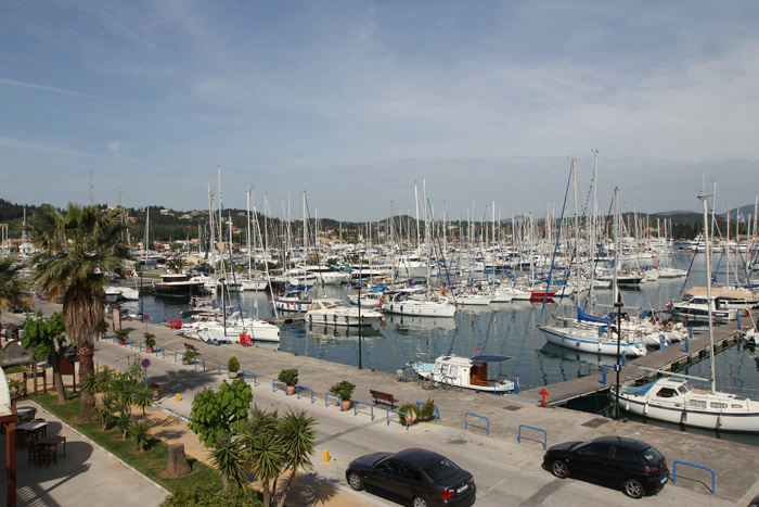 Vi fik en lidt kedelig vejrmelding, og vi turde ikke blive liggende for anker i Kalami Bay, så vi sejlede ind til Gouvia Marina; her var swimmingpool m.m. (Foto Jakob)