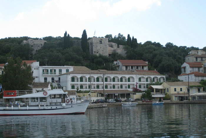 Højt oppe over havnen i Kassiopi ligger der en gammel borg (ved at blive restaureret for EU midler). Den måtte vi op og se.